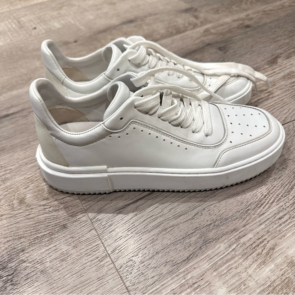 Stuart Weitzman Ryan Low-Top Leather Sneakers